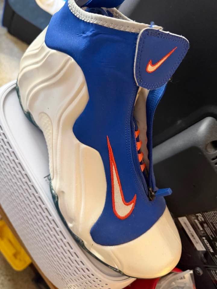 Dug out my Alan Houston kicks from 1999 to wear for the rest of the run to the championship. They held up pretty good, just a little yellow at the sole.